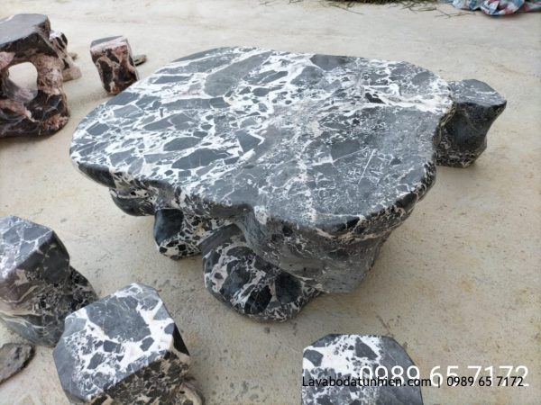 Bàn đá tự nhiên nguyên khối từ đá lũa đen chỉ trắng hòa bình